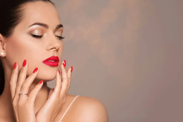 Hermosa joven con manicura brillante sobre fondo borroso, espacio para el texto. Tendencias de esmalte de uñas —  Fotos de Stock