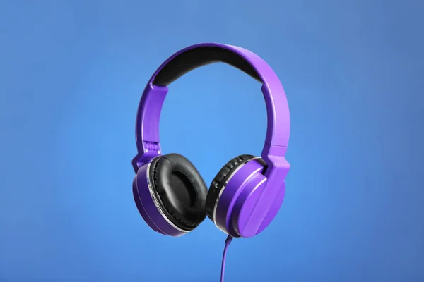 Auriculares elegantes con almohadillas sobre fondo de color — Foto de Stock