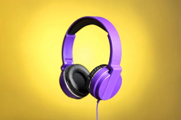 Stylové sluchátka s polštářky na barevném pozadí — Stock fotografie