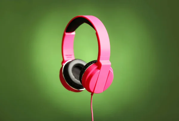 Stylowe słuchawki z podkładkami na kolorowym tle — Zdjęcie stockowe