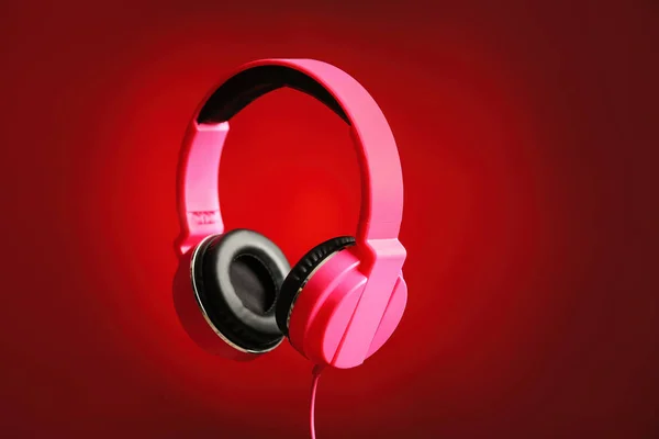 Stylowe słuchawki z podkładkami na kolorowym tle — Zdjęcie stockowe
