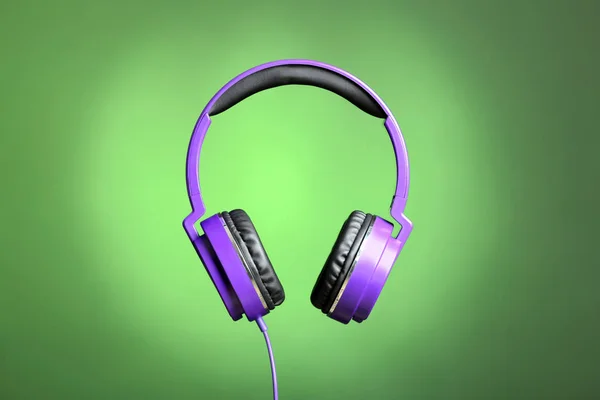 Κομψά ακουστικά με μαξιλαράκια σε φόντο χρώματος — Φωτογραφία Αρχείου