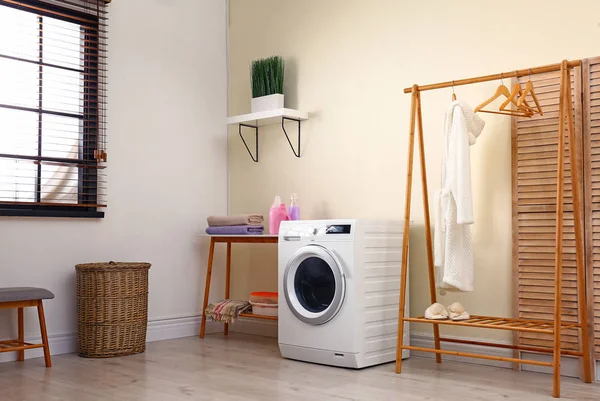 Εσωτερικός χώρος πλυντηρίων με μοντέρνο πλυντήριο ρούχων — Φωτογραφία Αρχείου