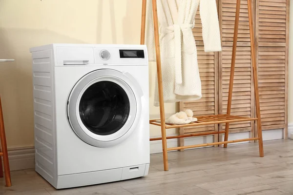 Інтер'єр пральної кімнати з сучасною пральною машиною — стокове фото
