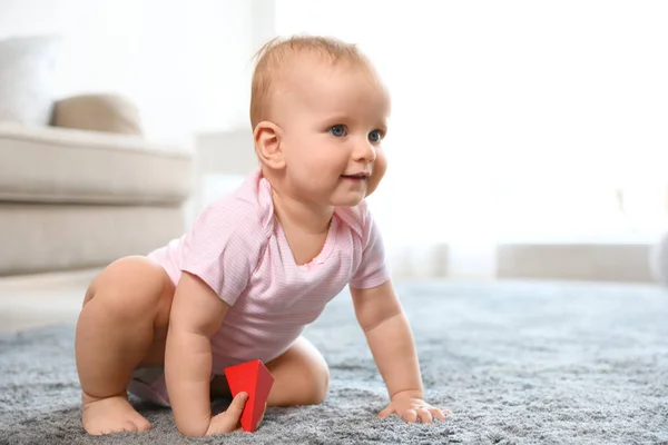 방에서 바닥에 재생 귀여운 아기 소녀. 텍스트를 위한 공간 — 스톡 사진