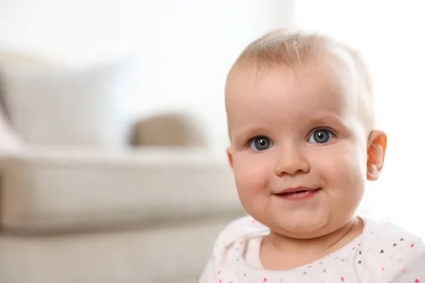 Odada sevimli kız bebek portresi. Metin için alan — Stok fotoğraf