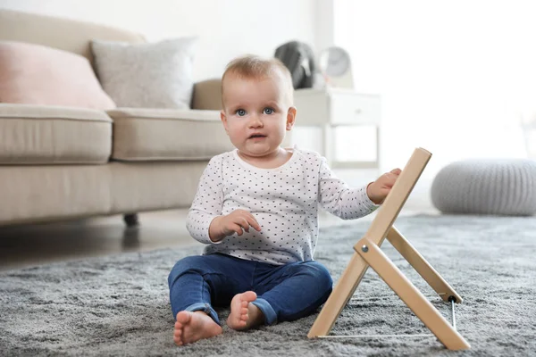 Sevimli bebek odada katta abaküs ile oynarken — Stok fotoğraf