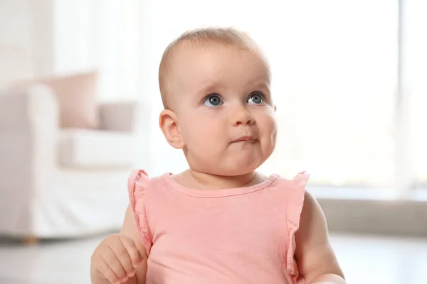 Portrait of cute baby girl in room — Stock Photo, Image