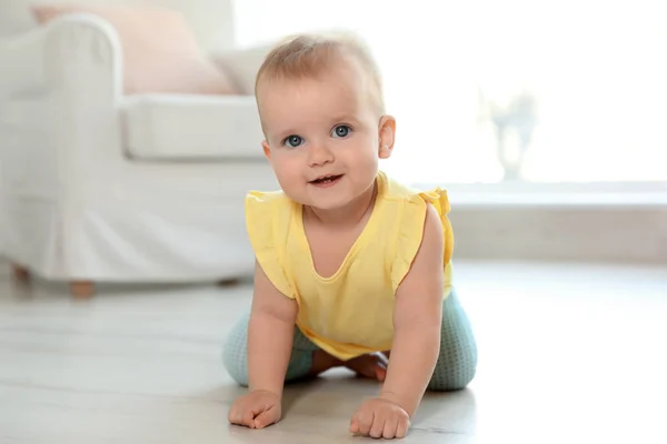 Söt baby flicka på golvet i rummet — Stockfoto