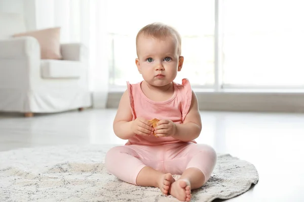 Cute Baby Girl z ciasteczkami na podłodze w pokoju — Zdjęcie stockowe