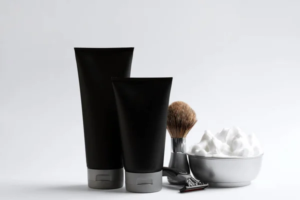 Hafif arka planda tıraş ekipmanları ve erkek kozmetik ürünleri seti — Stok fotoğraf