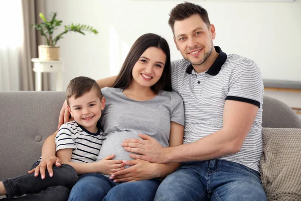 Vader, zoon en zwangere moeder tijd samen doorbrengen op de Bank thuis. Family time — Stockfoto