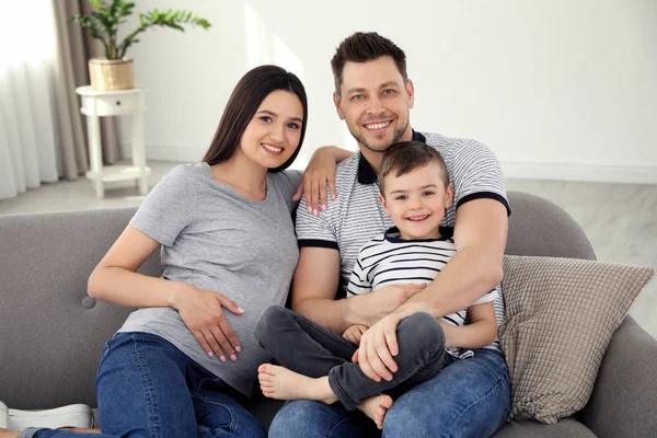 Vader, zoon en zwangere moeder tijd samen doorbrengen op de Bank thuis. Family time — Stockfoto