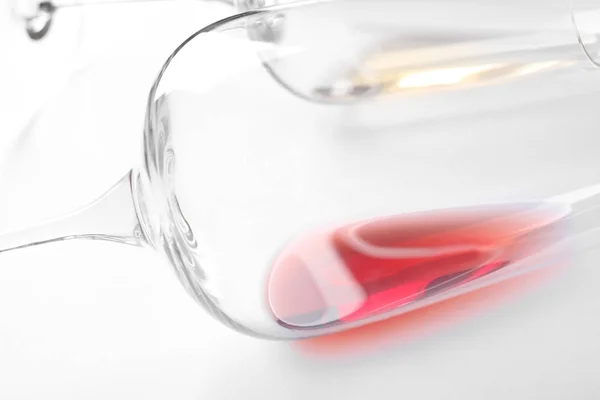 Okulary z czerwonym winem na białym tle, zbliżenie — Zdjęcie stockowe