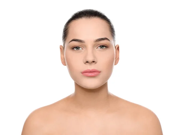 Retrato de mujer joven con rostro hermoso y maquillaje natural sobre fondo blanco —  Fotos de Stock