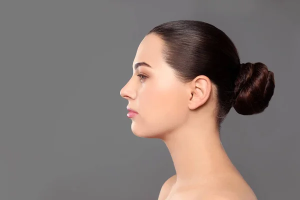 Portret van jonge vrouw met mooi gezicht en natuurlijke make-up op kleur achtergrond, ruimte voor tekst — Stockfoto