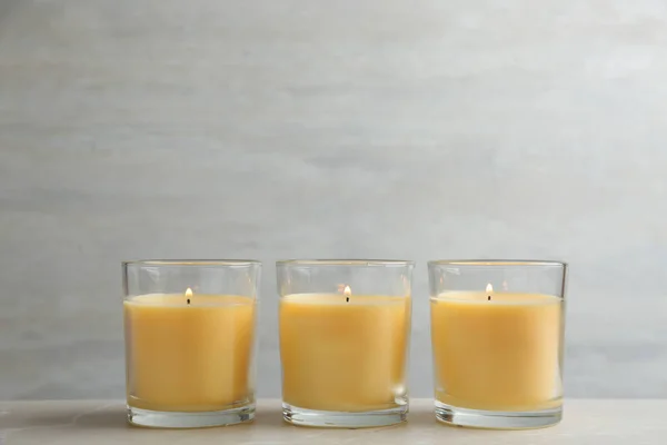 Composición con tres velas encendidas en la mesa. Espacio para texto — Foto de Stock