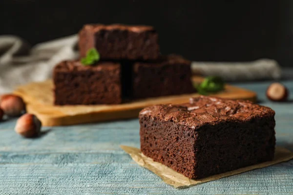 Brownie fresco na mesa, espaço para texto. Deliciosa torta de chocolate — Fotografia de Stock