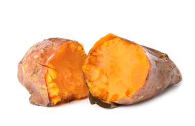 Beyaz arka planda lezzetli pişmiş tatlı patates