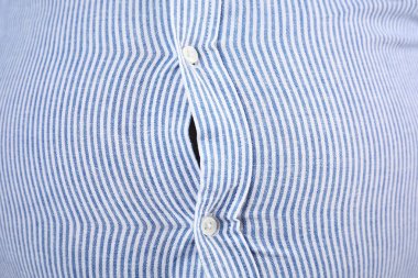 Dar gömlek büyük göbek ile Kilolu adam , closeup