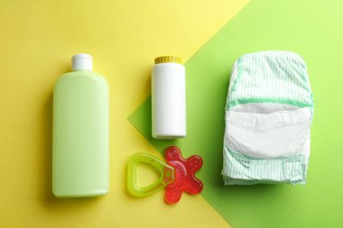 Renk arka plan üzerinde bebek aksesuarları ile düz yatıyordu kompozisyon