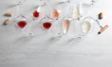 Hafif arka planda şarap ile farklı bardak, düz yatıyordu. Metin için alan