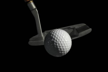 Golf kulübü ve koyu arka plan karşı top
