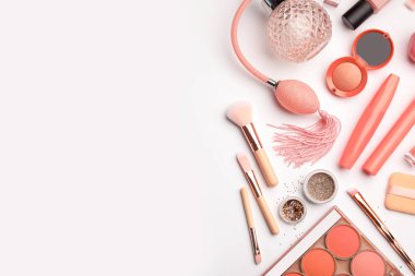 Beyaz arka plan üzerinde mercan aksesuarları ile düz yatıyordu kompozisyon. Metin için alan