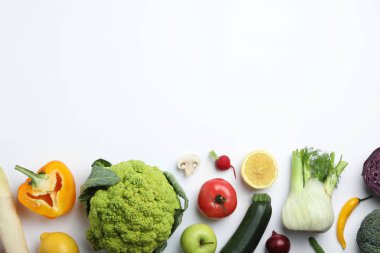 Beyaz arka plan üzerinde taze olgun sebze ve meyve ile Düz yatıyordu kompozisyon