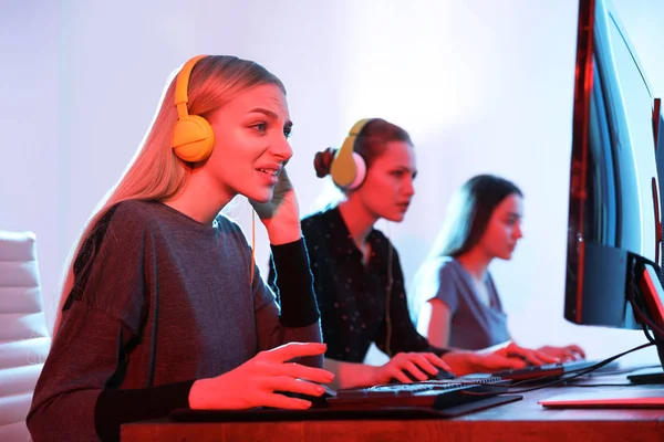 Jóvenes jugando videojuegos en computadoras en interiores. Torneo de Esports —  Fotos de Stock