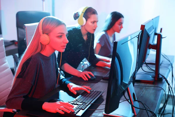 Jovens jogando videogames em computadores dentro de casa. Torneio Esports — Fotografia de Stock