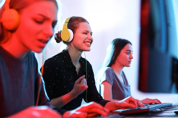 Jóvenes jugando videojuegos en computadoras en interiores. Torneo de Esports —  Fotos de Stock