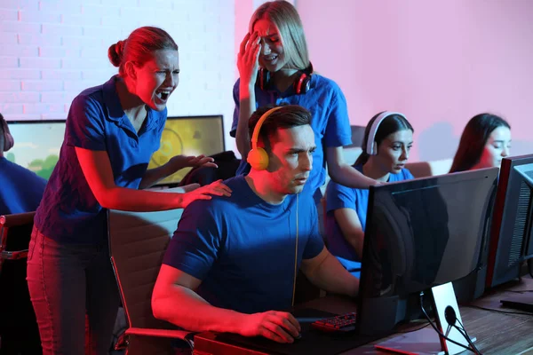 Giovani che giocano ai videogiochi su computer al chiuso. Torneo Esports — Foto Stock