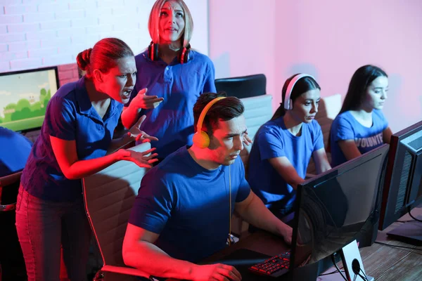 Jovens jogando videogames em computadores dentro de casa. Torneio Esports — Fotografia de Stock