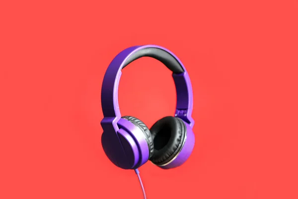 Auriculares elegantes con almohadillas sobre fondo de color —  Fotos de Stock