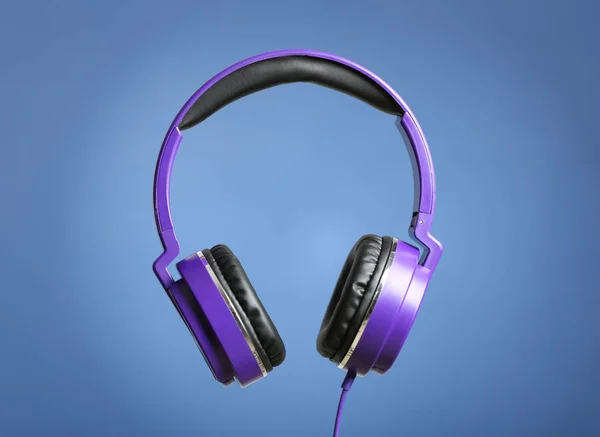 Fones de ouvido elegantes com almofadas no fundo de cor — Fotografia de Stock