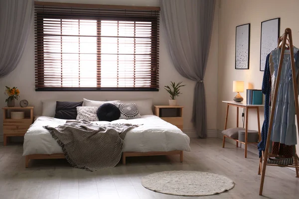 快適なダブルベッドと窓ブラインド付きのモダンな客室インテリア — ストック写真