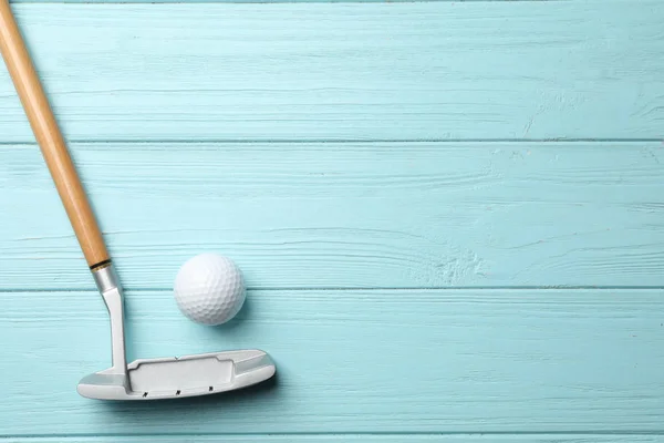 Klub golfowy i piłka na drewnianym tle, płaski lay z miejscem na tekst — Zdjęcie stockowe