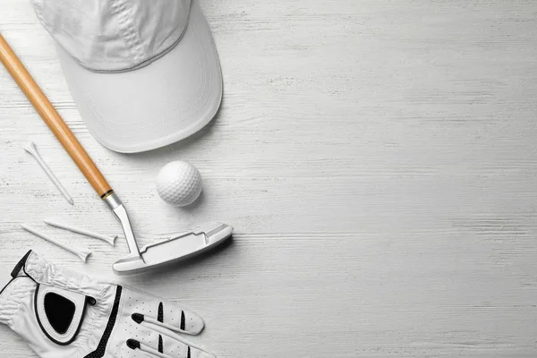 Lakás feküdt kompozíció Golf kiegészítők és a hely a szöveg fehér fa háttér — Stock Fotó