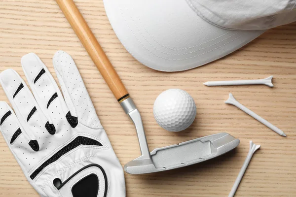 Composition à plat avec accessoires de golf sur fond en bois — Photo