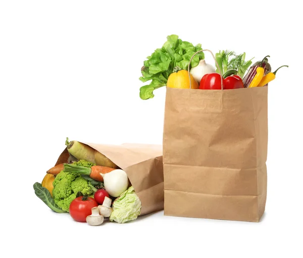 Papieren zakken met groenten op witte achtergrond — Stockfoto