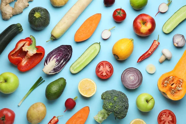 Renk arka planda taze olgun sebze ve meyve ile Düz yatıyordu kompozisyon — Stok fotoğraf