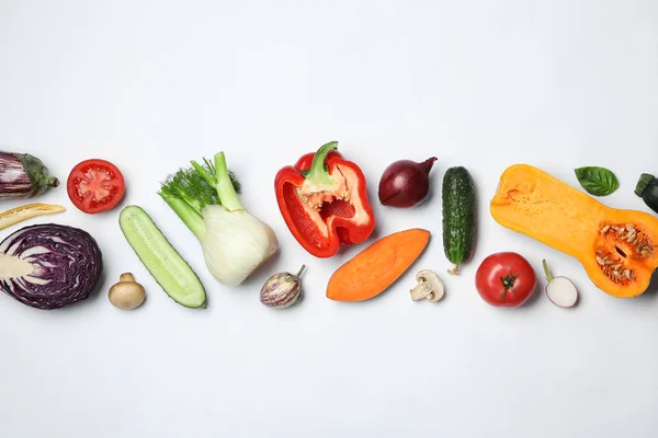 Composición plana con verduras frescas maduras sobre fondo blanco — Foto de Stock