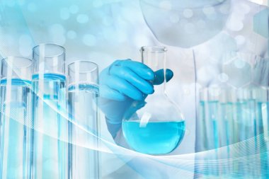 Bilim adamı elinde cam şişesi sıvı, yakın çekim. Çözelti kimyası