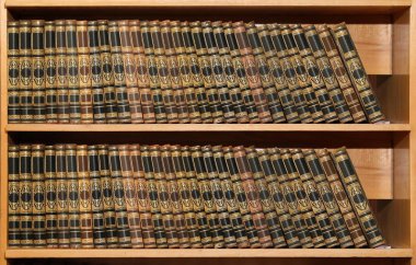 Kütüphanede kitap koleksiyonu olan tahta dolaplar.