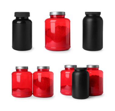 Beyaz arka planda protein tozu içeren plastik kavanoz seti