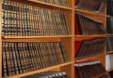 Kütüphanede kitap koleksiyonu olan tahta dolaplar.