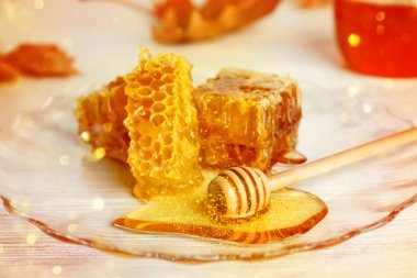 Petek parçalar ve tablo üzerinde kepçe ile plaka