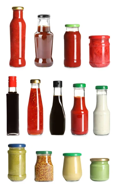 Conjunto de artigos de vidro com diferentes molhos deliciosos no fundo branco — Fotografia de Stock