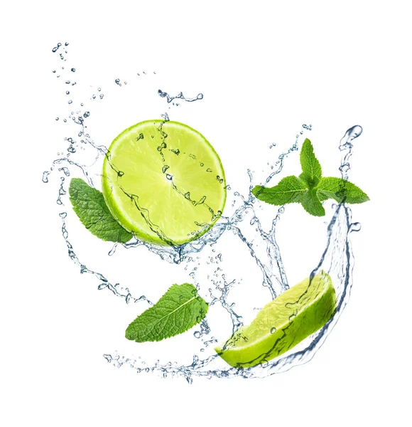 Fette di lime succosa, menta fresca e spruzzi d'acqua fredda su fondo bianco — Foto Stock